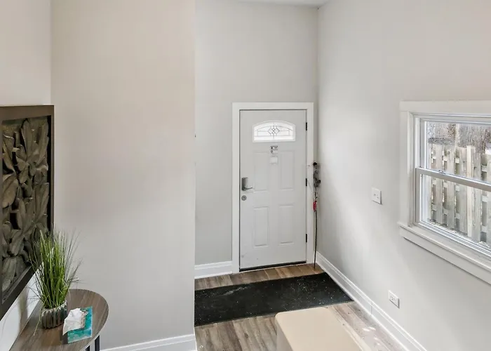 Cozy W Fireplace Near Dt And Naval Base Apartment *