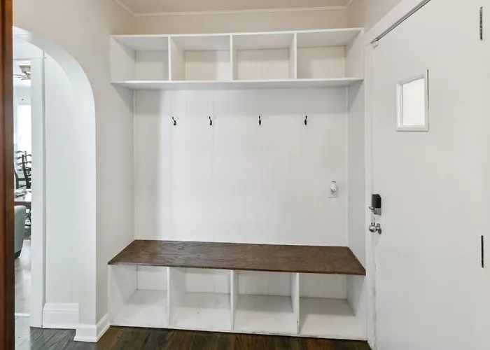 Cozy W Fireplace Near Dt And Naval Base Apartment *