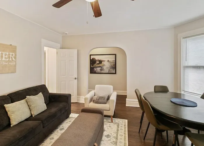 Cozy W Fireplace Near Dt And Naval Base * Libertyville