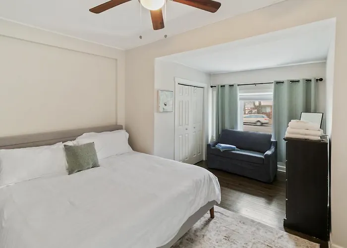 Cozy W Fireplace Near Dt And Naval Base * Libertyville