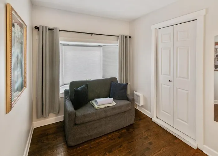 Cozy W Fireplace Near Dt And Naval Base Apartment Libertyville