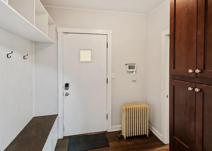 Cozy W Fireplace Near Dt And Naval Base Apartment Libertyville