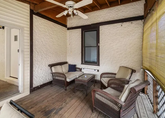 Cozy W Fireplace Near Dt And Naval Base Libertyville