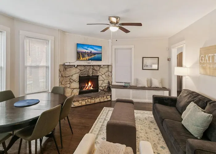 Cozy W Fireplace Near Dt And Naval Base Libertyville