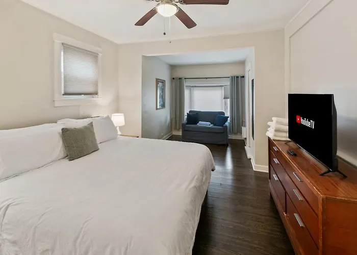 Cozy W Fireplace Near Dt And Naval Base Apartment *