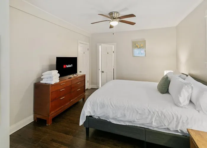 Cozy W Fireplace Near Dt And Naval Base * Libertyville